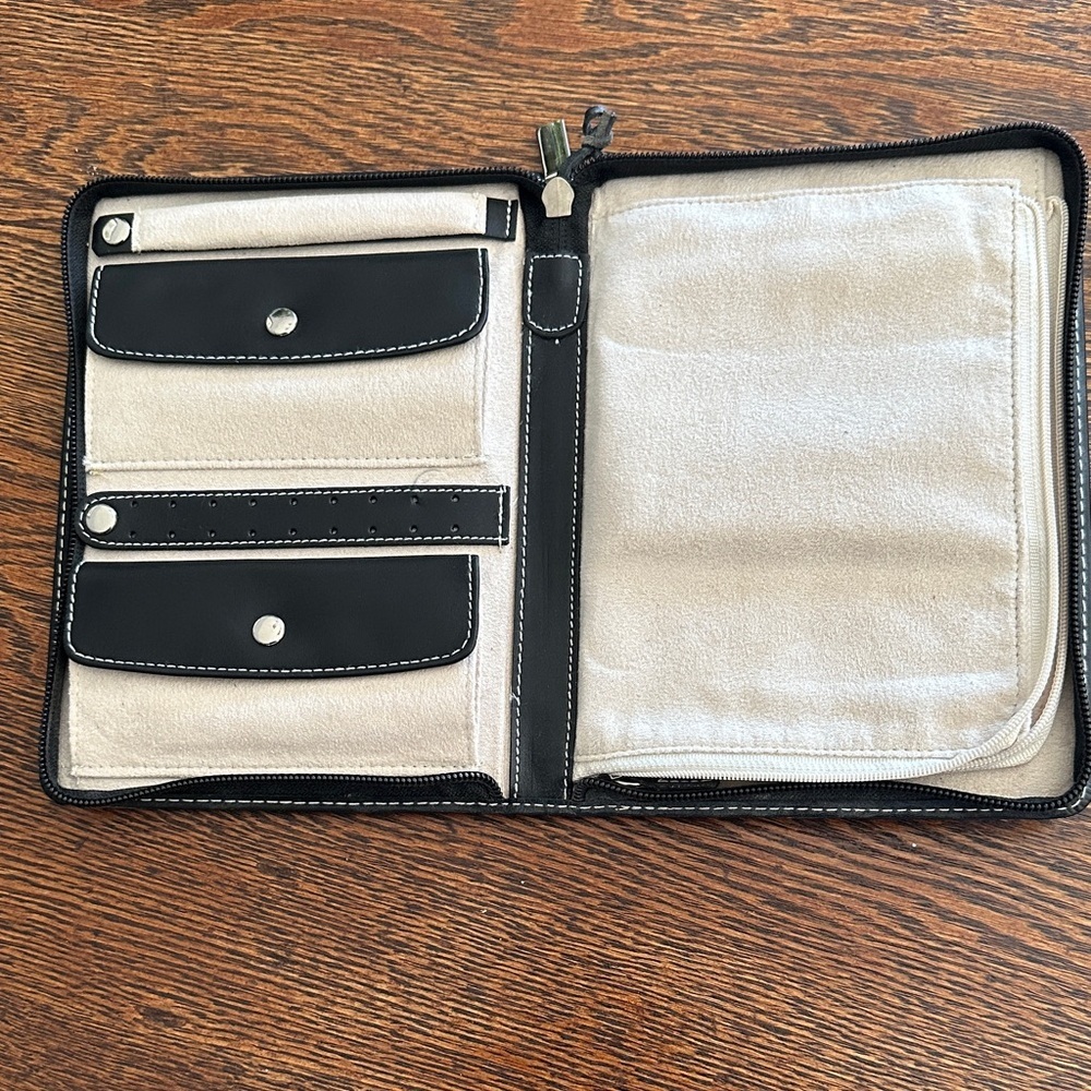 Black and Cream Travel Jewelry Organizer